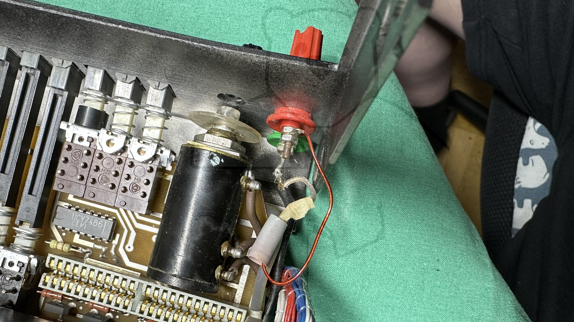 Eingangsbuchsen mit gepfuschtem Kabel vom Vorbesitzer